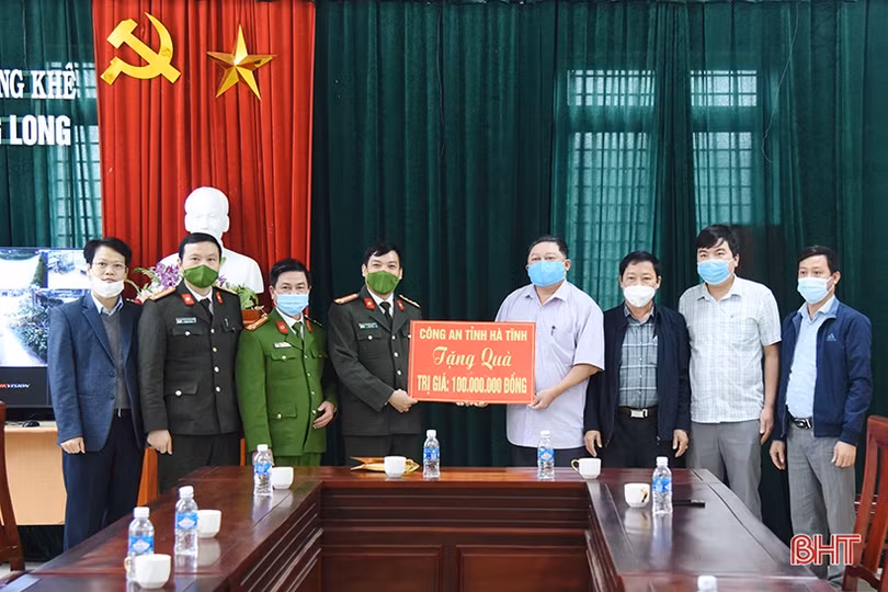 Giám đốc Công an Hà Tĩnh trao quà tết cho người có công, người cao tuổi