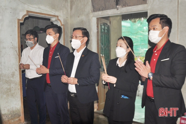 Đoàn thanh niên Agribank Hà Tĩnh tặng quà cho gia đình khó khăn ở Can Lộc