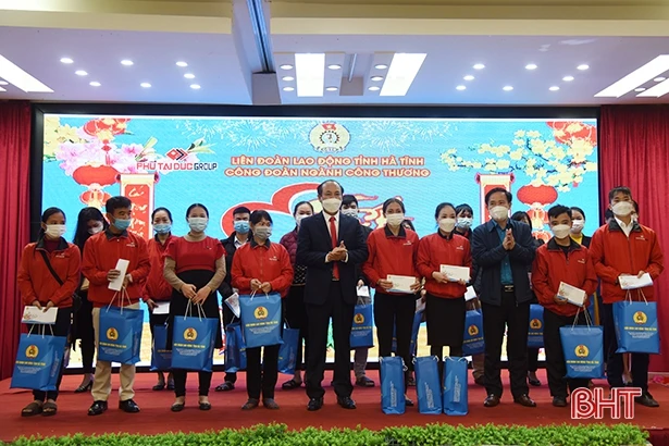 Trao hỗ trợ 2 Mái ấm công đoàn” và 91 suất quà tết cho người lao động ngành Công thương Hà Tĩnh