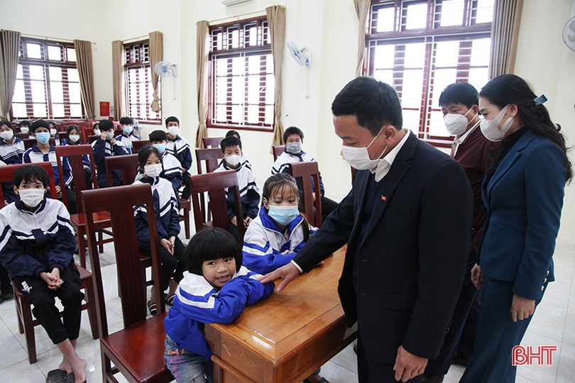 Lãnh đạo tỉnh tặng quà Làng Trẻ em mồ côi và Quỹ Bảo trợ trẻ em, người khuyết tật Hà Tĩnh