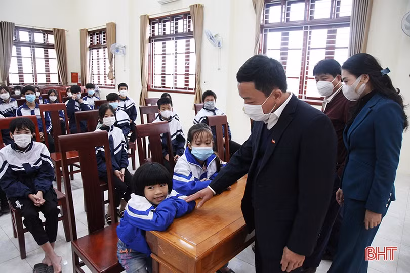 Lãnh đạo tỉnh tặng quà Làng Trẻ em mồ côi và Quỹ Bảo trợ trẻ em, người khuyết tật Hà Tĩnh