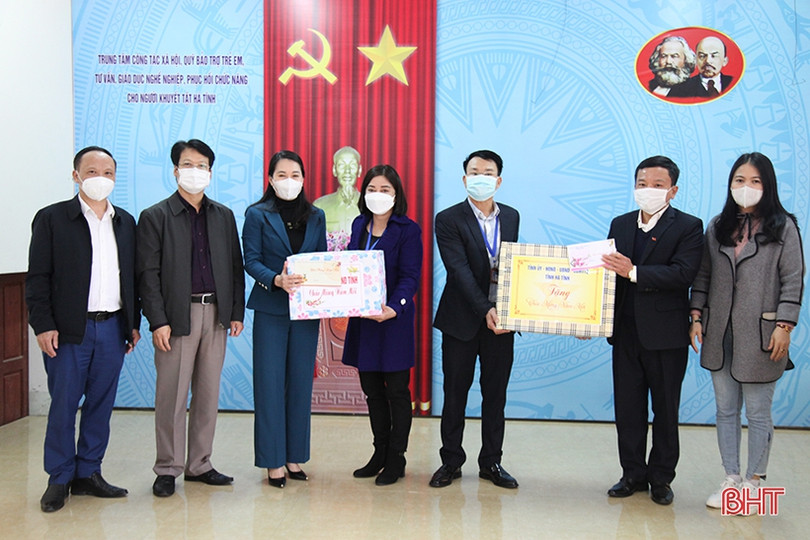 Lãnh đạo tỉnh tặng quà Làng Trẻ em mồ côi và Quỹ Bảo trợ trẻ em, người khuyết tật Hà Tĩnh