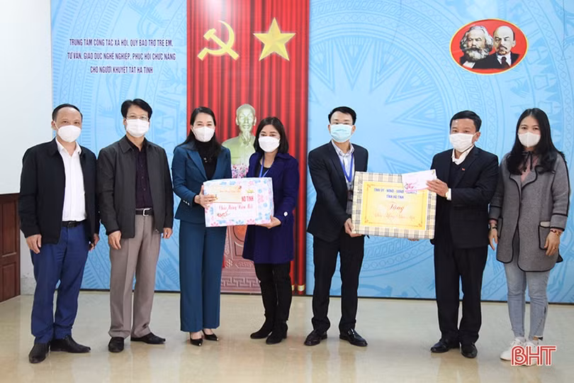 Lãnh đạo tỉnh tặng quà Làng Trẻ em mồ côi và Quỹ Bảo trợ trẻ em, người khuyết tật Hà Tĩnh