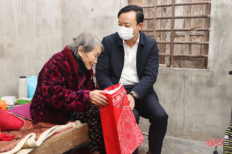 Trưởng ban Tuyên giáo Tỉnh ủy tặng quà tết gia đình có công ở Cẩm Xuyên