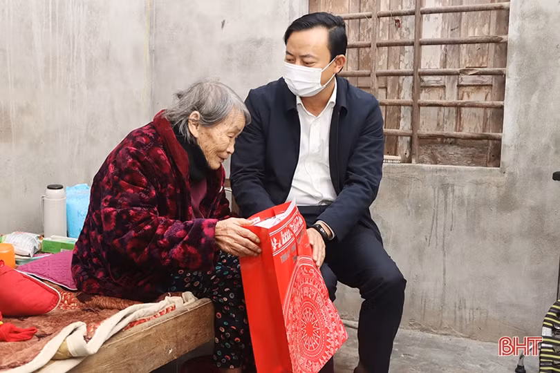 Trưởng ban Tuyên giáo Tỉnh ủy tặng quà tết gia đình có công ở Cẩm Xuyên