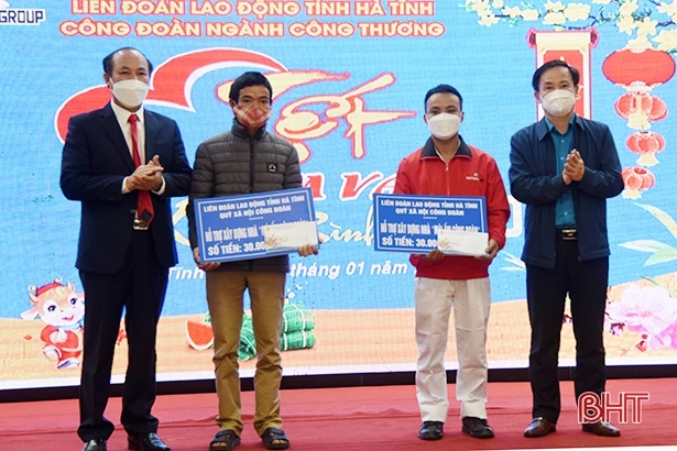 Trao 500 suất quà cho các hộ nghèo, hoàn cảnh đặc biệt khó khăn tại Nghi Xuân