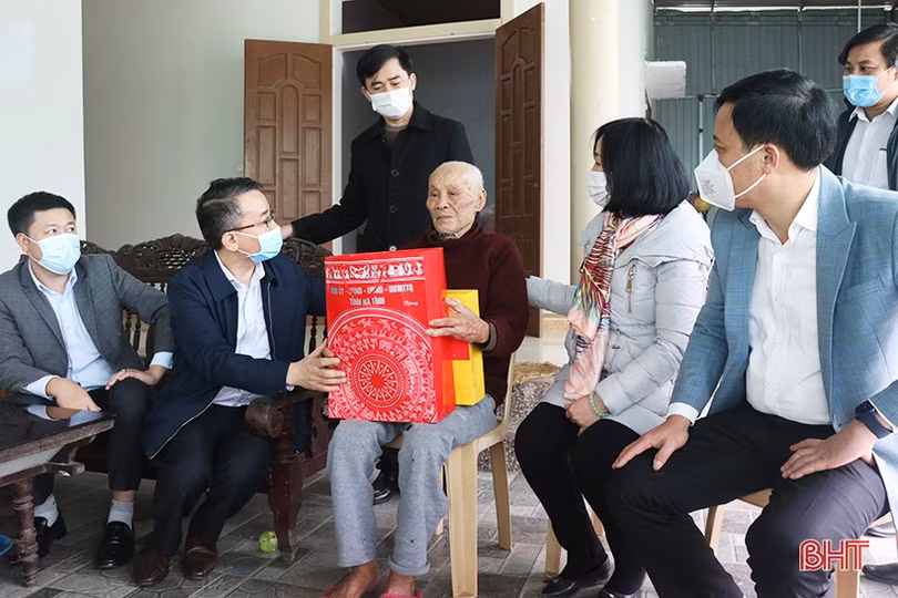 Các đồng chí lãnh đạo tỉnh Hà Tĩnh tặng quà cho gia đình chính sách, người cao tuổi