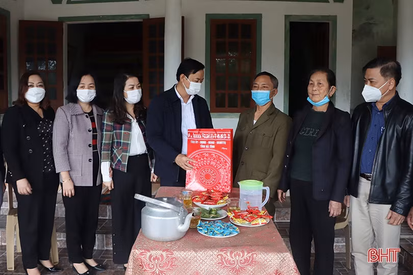 Trưởng ban Tuyên giáo Tỉnh ủy tặng quà tết gia đình có công ở Cẩm Xuyên