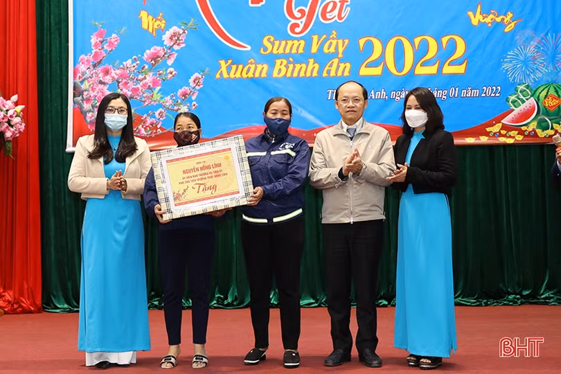 Lãnh đạo Hà Tĩnh vui “Tết Sum vầy - Xuân bình an” với người lao động