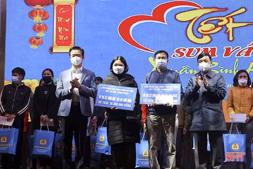 Trao 1.457 suất quà tết cho người nghèo Can Lộc