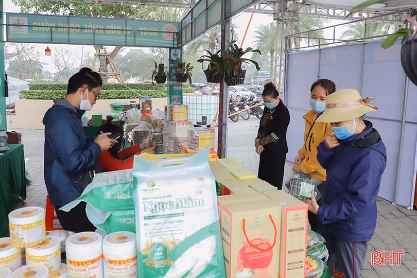 Thỏa sức sắm tết tại Hội chợ Sản phẩm OCOP và đặc sản Hà Tĩnh