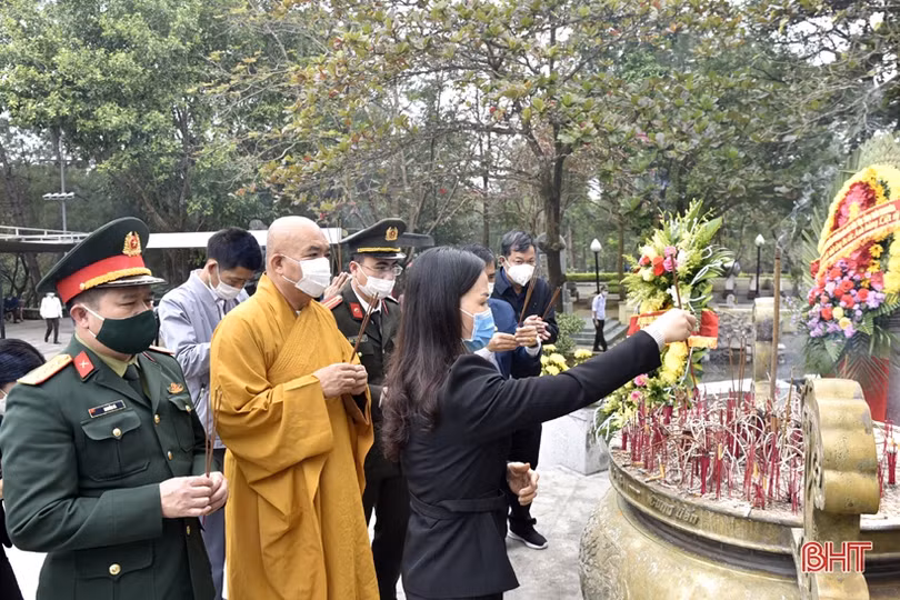 Đoàn cán bộ Hà Tĩnh dâng hương tại nghĩa trang liệt sỹ Trường Sơn, Đường 9