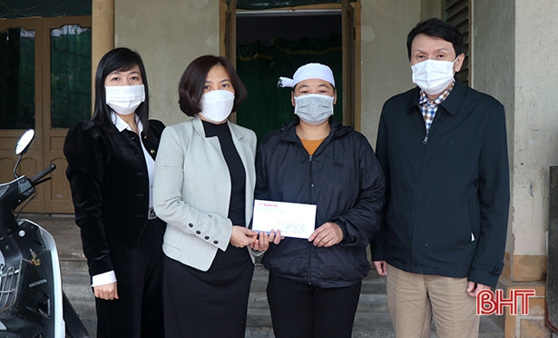 Báo Hà Tĩnh trao quà cho các hoàn cảnh khó khăn ở Can Lộc