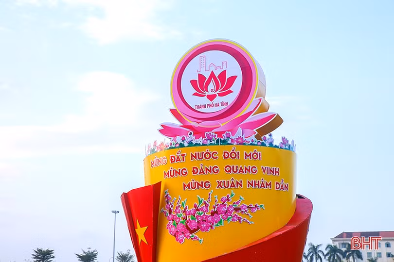 Phố phường Hà Tĩnh rực rỡ đón mừng xuân Nhâm Dần