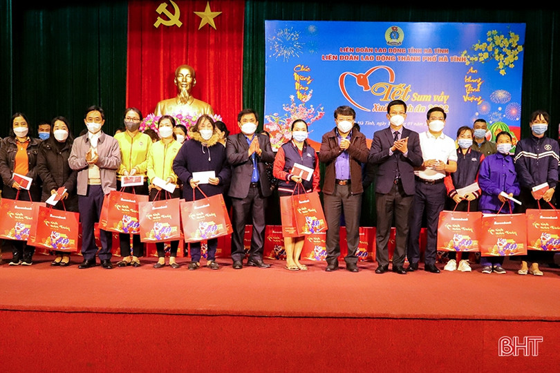 Phó Bí thư Thường trực Tỉnh ủy vui “Tết sum vầy - Xuân bình an” với người lao động ở TP Hà Tĩnh