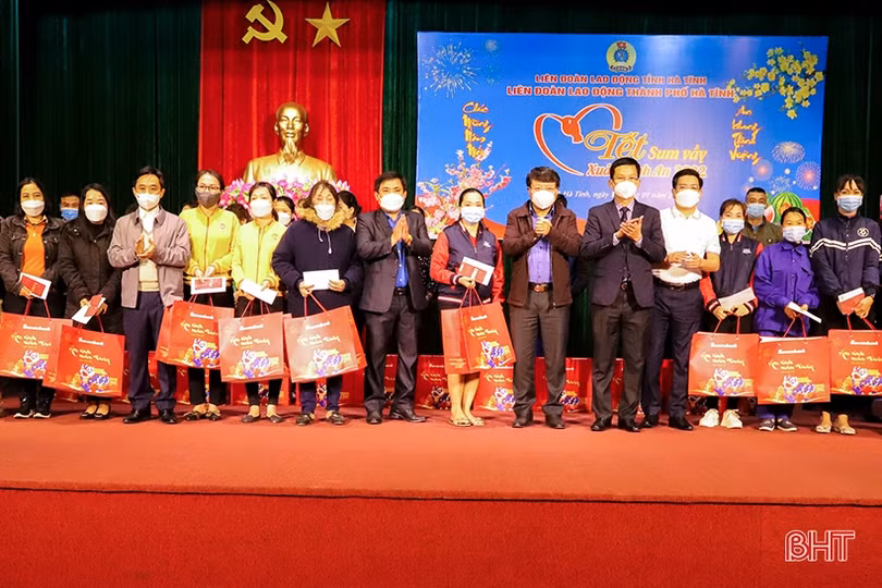 Phó Bí thư Thường trực Tỉnh ủy vui “Tết sum vầy - Xuân bình an” với người lao động ở TP Hà Tĩnh