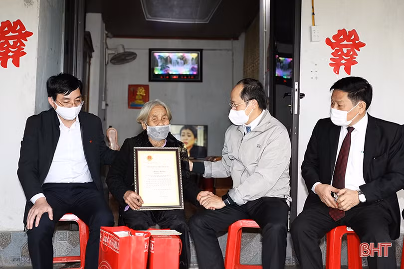 Lãnh đạo Hà Tĩnh chúc tết gia đình chính sách, người cao tuổi