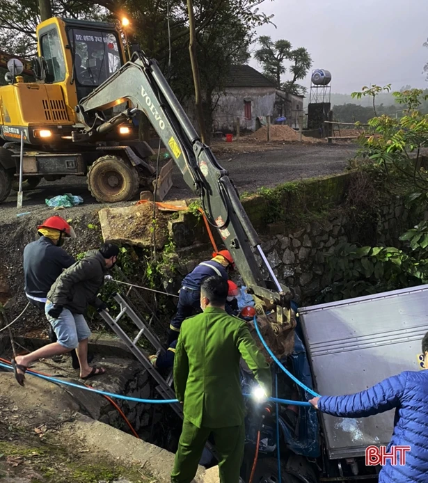 Hà Tĩnh: Cứu lái xe mắc kẹt trong ca bin khi rơi xuống mương sâu