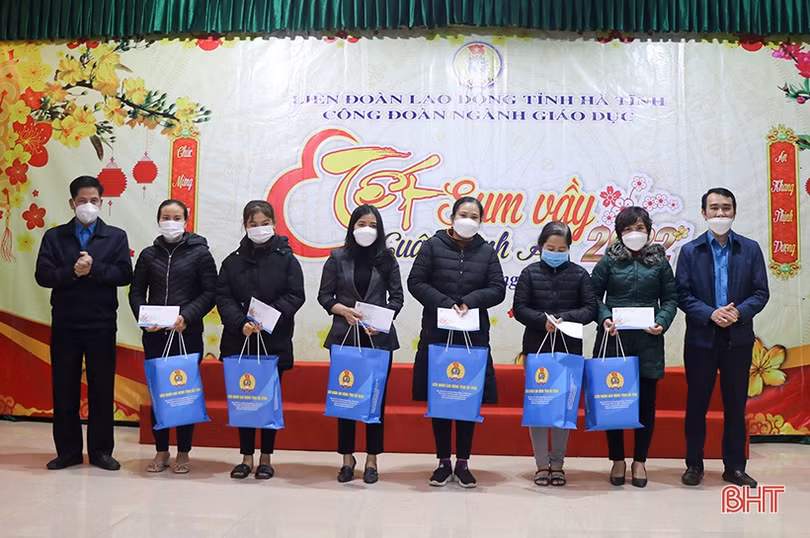 Nhiều suất quà tết đến với đoàn viên, người lao động nghèo Hà Tĩnh