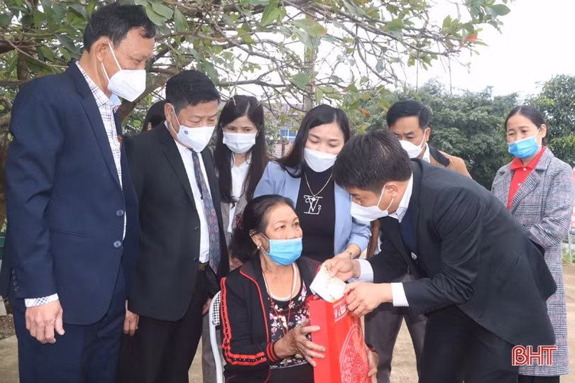 Các đồng chí lãnh đạo tỉnh Hà Tĩnh tặng quà cho gia đình chính sách, người cao tuổi