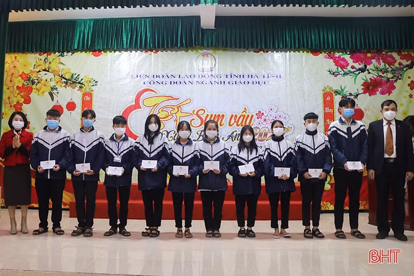 Nhiều suất quà tết đến với đoàn viên, người lao động nghèo Hà Tĩnh