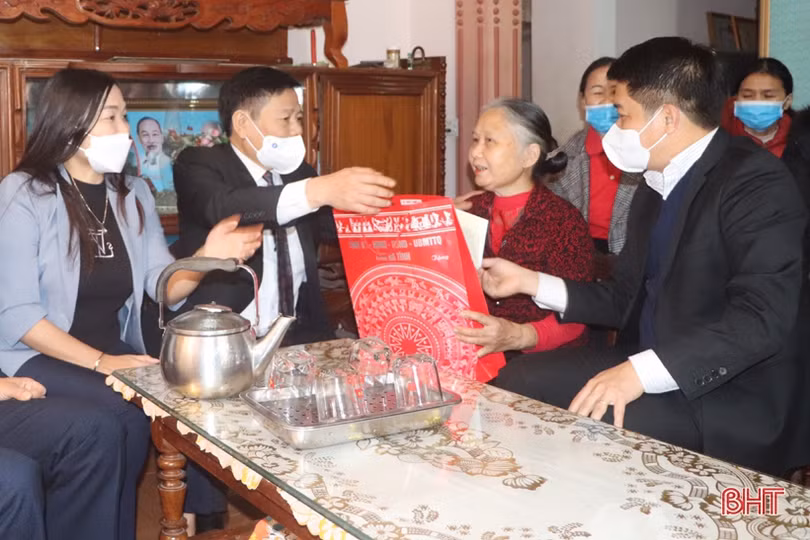 Các đồng chí lãnh đạo tỉnh Hà Tĩnh tặng quà cho gia đình chính sách, người cao tuổi