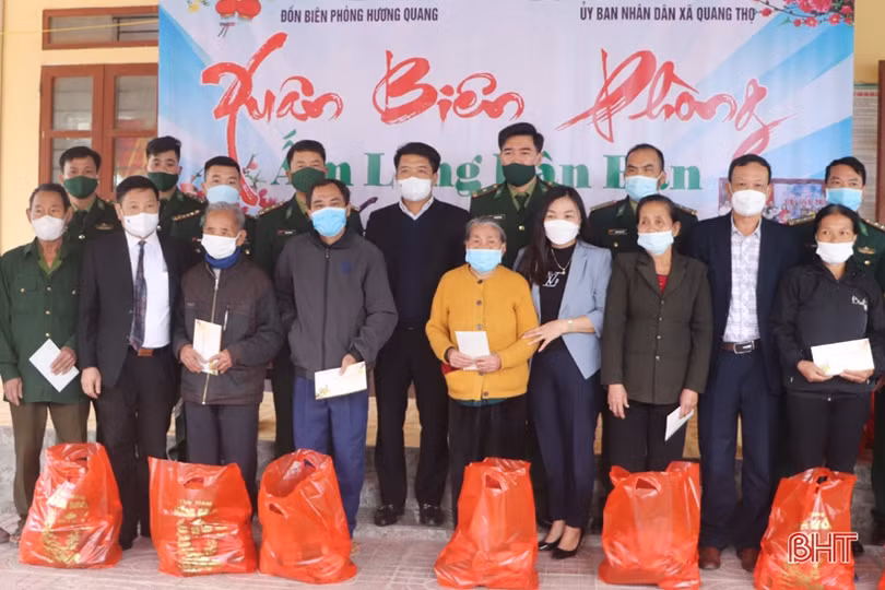 Các đồng chí lãnh đạo tỉnh Hà Tĩnh tặng quà cho gia đình chính sách, người cao tuổi