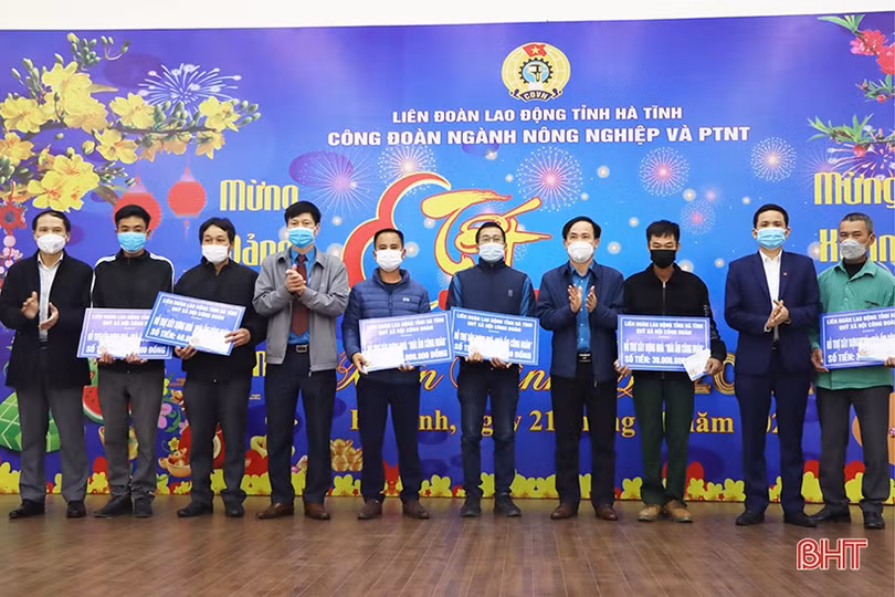 Nhiều suất quà tết đến với đoàn viên, người lao động nghèo Hà Tĩnh