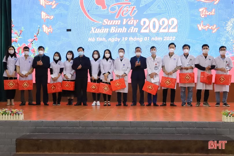 Người lao động ngành y tế Hà Tĩnh vui “Tết sum vầy - Xuân bình an”