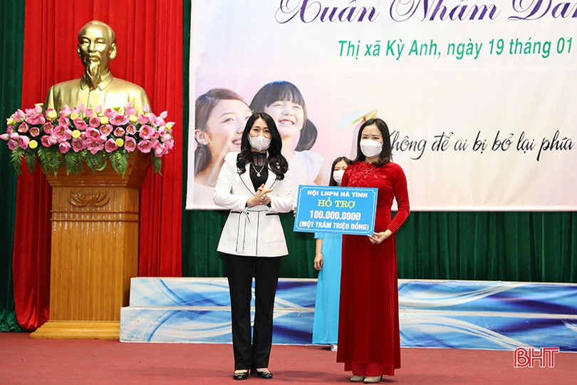 Trao quà cho phụ nữ có hoàn cảnh khó khăn, nhận đỡ đầu trẻ mồ côi ở TX Kỳ Anh