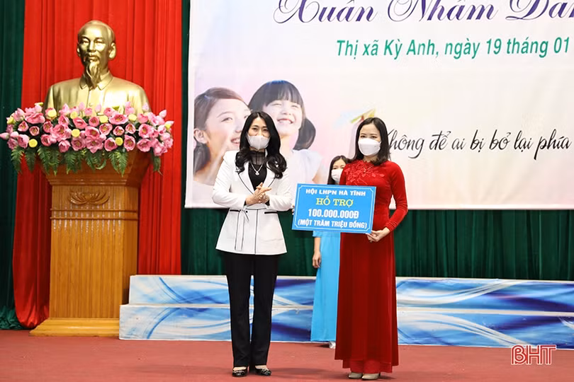 Trao quà cho phụ nữ có hoàn cảnh khó khăn, nhận đỡ đầu trẻ mồ côi ở TX Kỳ Anh