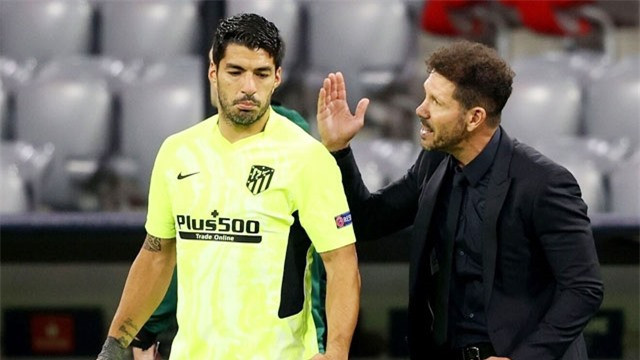 Luis Suarez trên đường gia nhập Aston Villa