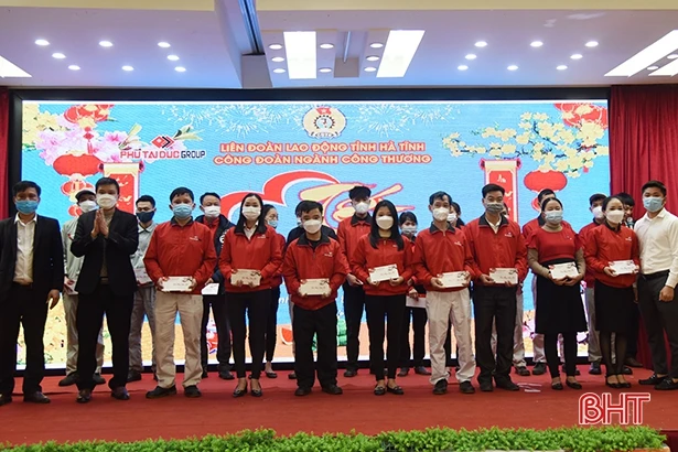 Trao hỗ trợ 2 Mái ấm công đoàn” và 91 suất quà tết cho người lao động ngành Công thương Hà Tĩnh