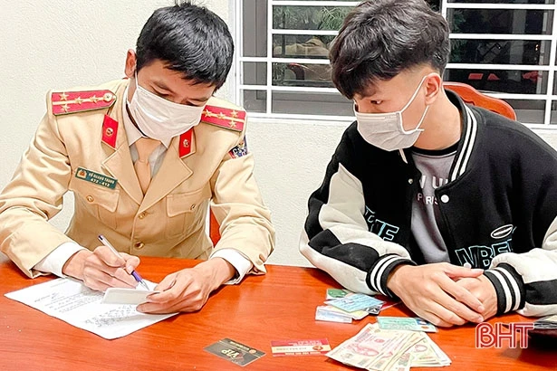 Nhặt được ví tiền, nam sinh Hà Tĩnh nhờ công an tìm người trả lại