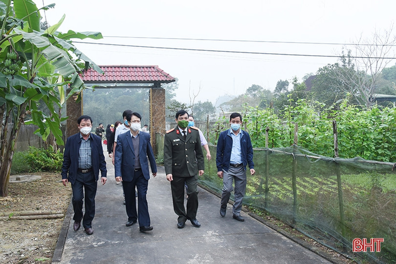 Giám đốc Công an Hà Tĩnh trao quà tết cho người có công, người cao tuổi