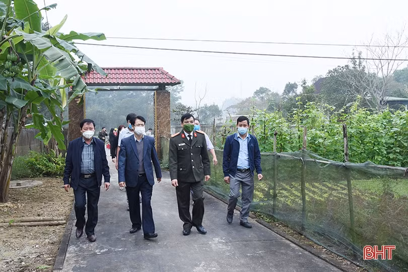 Giám đốc Công an Hà Tĩnh trao quà tết cho người có công, người cao tuổi