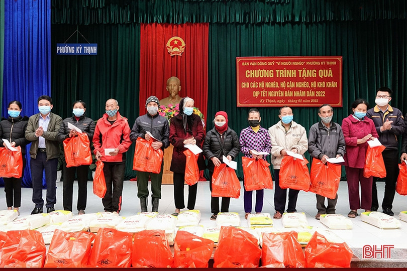 Formosa Hà Tĩnh trao 230 suất quà tết cho người nghèo TX Kỳ Anh