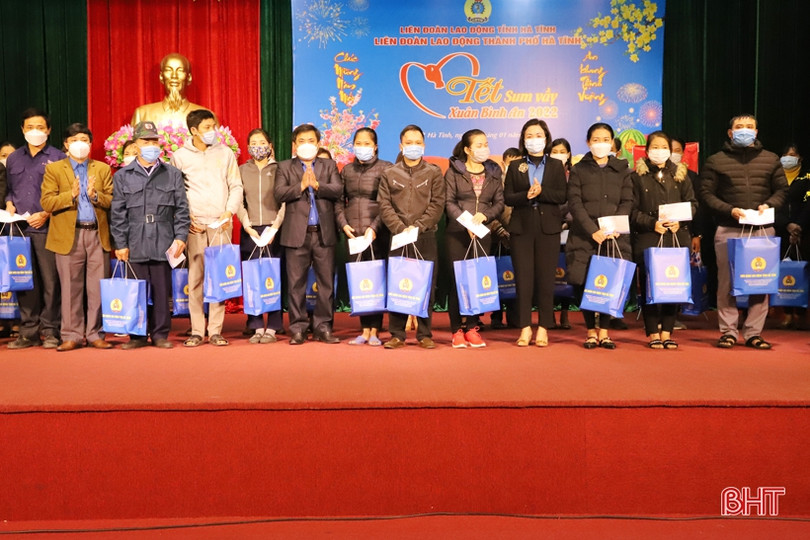 Phó Bí thư Thường trực Tỉnh ủy vui “Tết sum vầy - Xuân bình an” với người lao động ở TP Hà Tĩnh