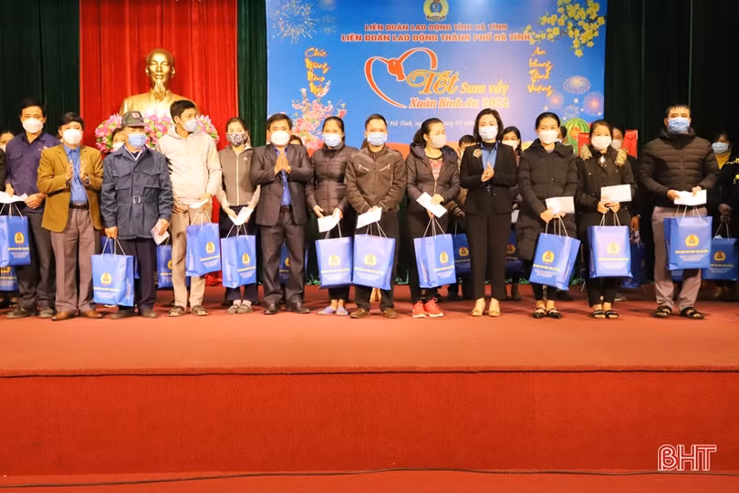 Phó Bí thư Thường trực Tỉnh ủy vui “Tết sum vầy - Xuân bình an” với người lao động ở TP Hà Tĩnh