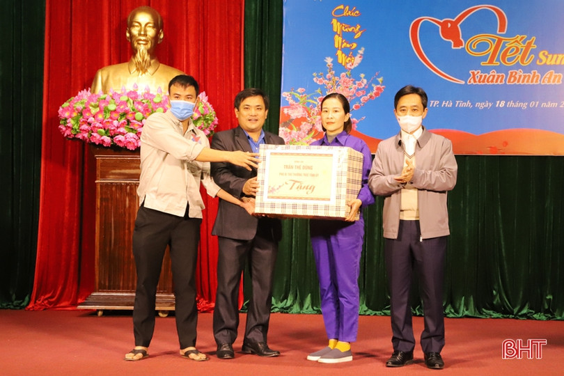 Phó Bí thư Thường trực Tỉnh ủy vui “Tết sum vầy - Xuân bình an” với người lao động ở TP Hà Tĩnh