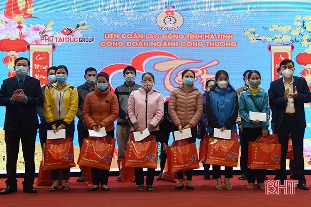 Trao hỗ trợ 2 Mái ấm công đoàn” và 91 suất quà tết cho người lao động ngành Công thương Hà Tĩnh