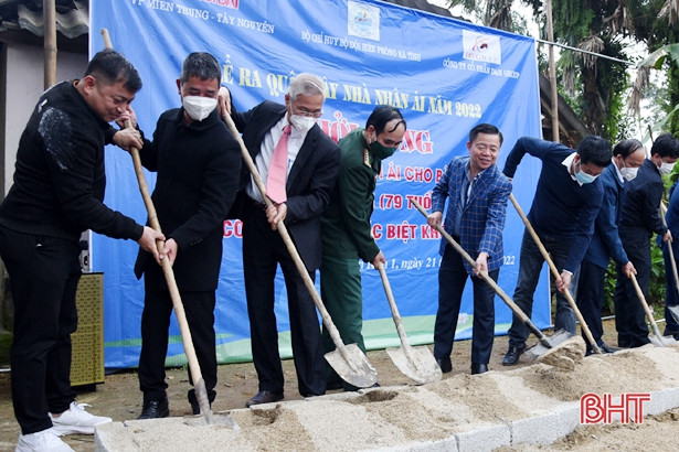 Trao 2 nhà nhân ái và 120 suất quà cho người dân biên giới Hương Sơn