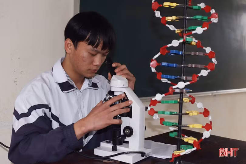 Nam sinh miền núi vượt lên hoàn cảnh khó khăn, học giỏi