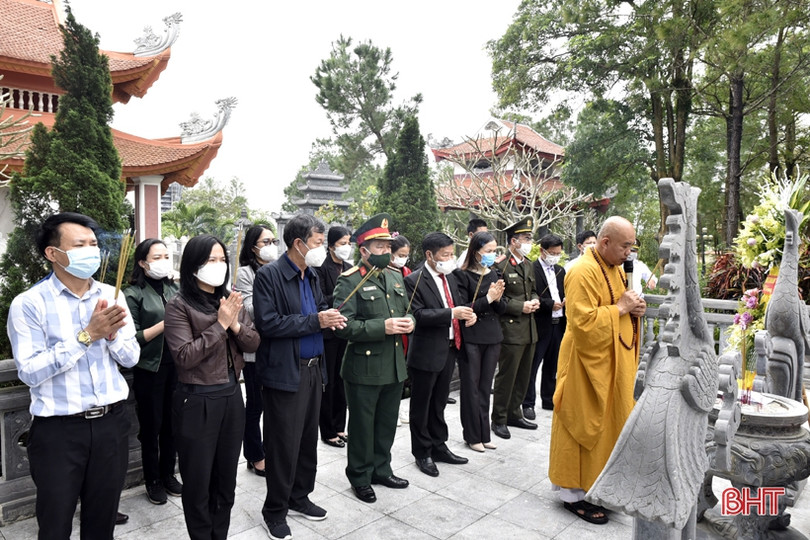 Đoàn cán bộ Hà Tĩnh dâng hương tại nghĩa trang liệt sỹ Trường Sơn, Đường 9