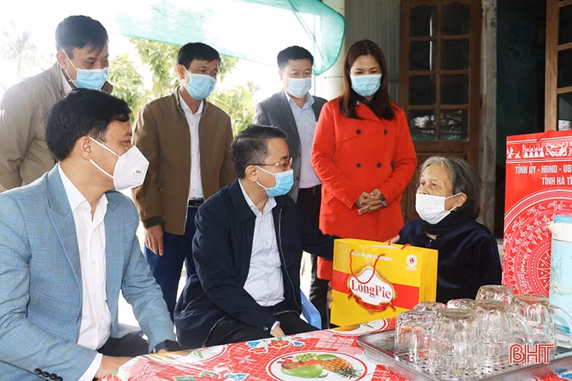 Các đồng chí lãnh đạo tỉnh Hà Tĩnh tặng quà cho gia đình chính sách, người cao tuổi