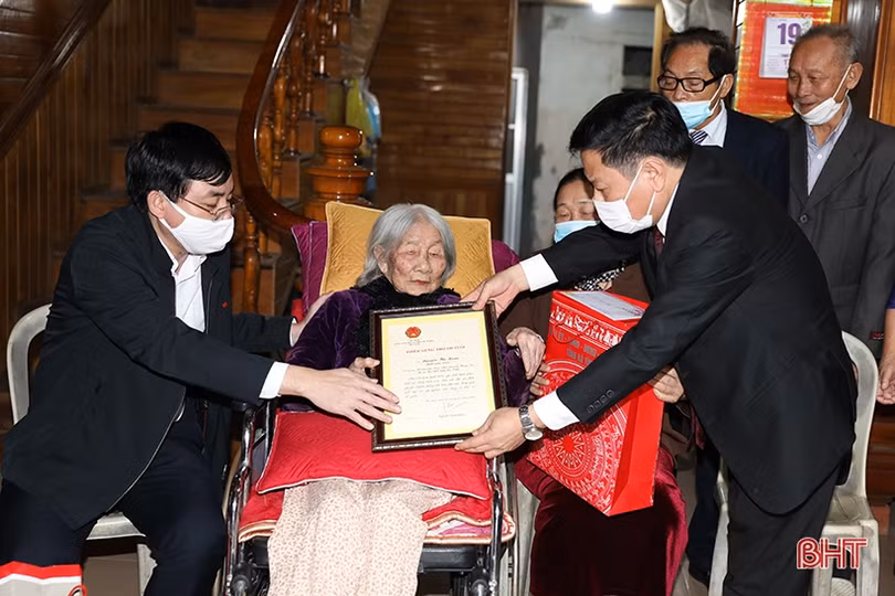 Lãnh đạo Hà Tĩnh chúc tết gia đình chính sách, người cao tuổi