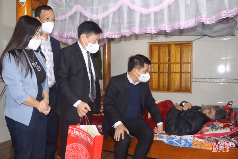 Các đồng chí lãnh đạo tỉnh Hà Tĩnh tặng quà cho gia đình chính sách, người cao tuổi