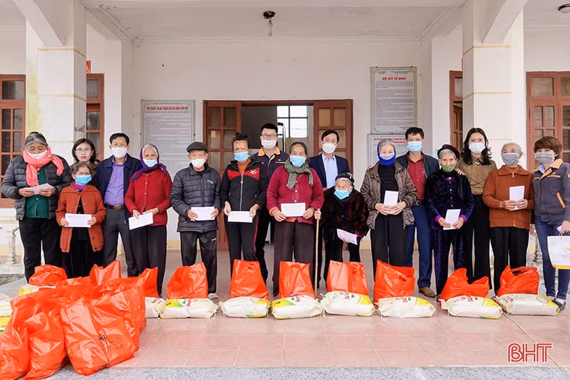 Formosa Hà Tĩnh trao 230 suất quà tết cho người nghèo TX Kỳ Anh