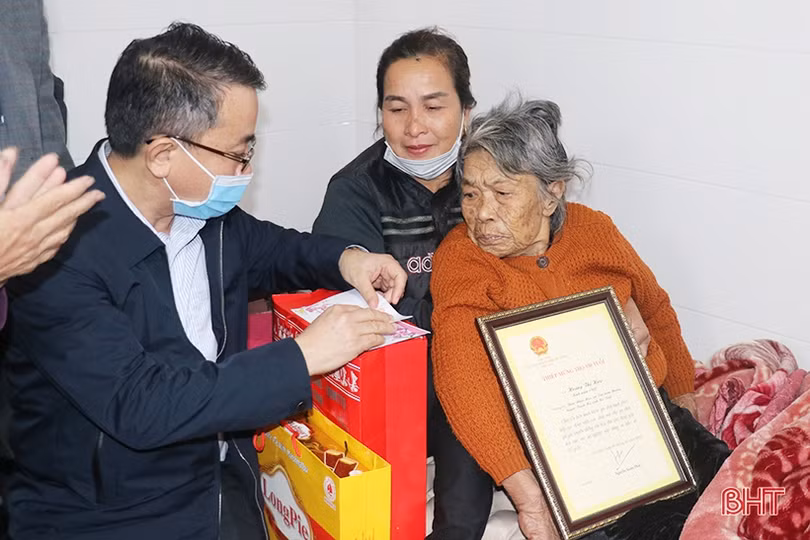 Các đồng chí lãnh đạo tỉnh Hà Tĩnh tặng quà cho gia đình chính sách, người cao tuổi