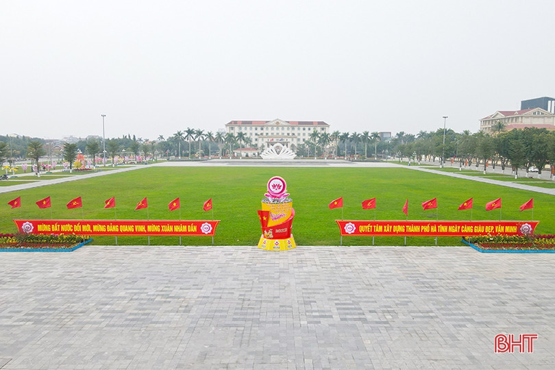 Phố phường Hà Tĩnh rực rỡ đón mừng xuân Nhâm Dần